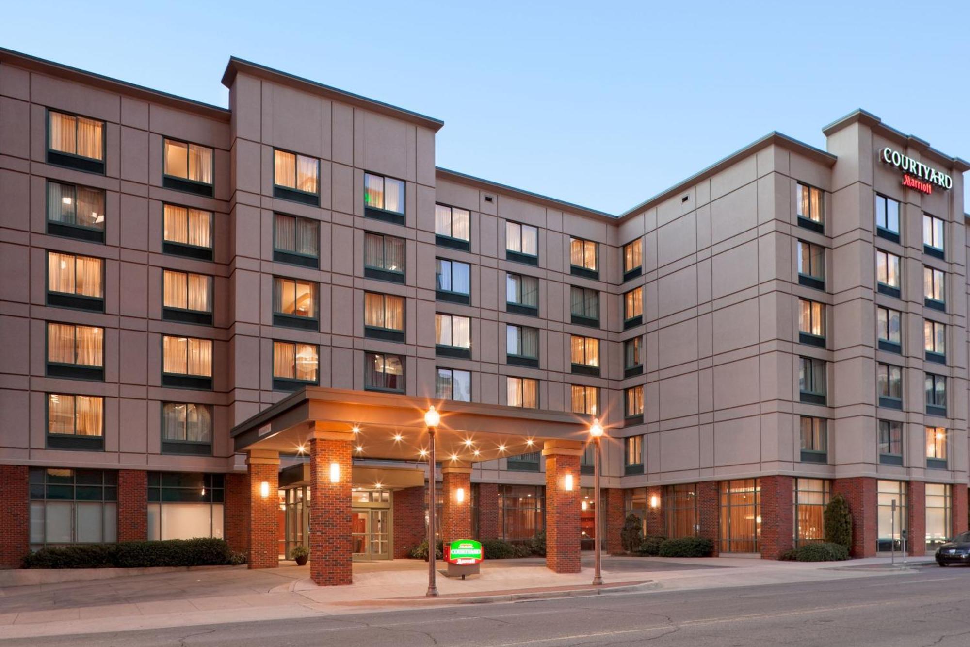 Отель Courtyard By Marriott Birmingham Downtown At Uab Экстерьер фото